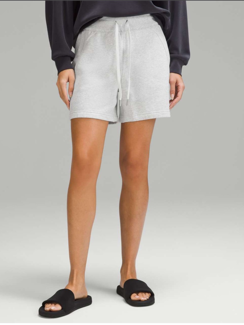 Lululemon Scuba High-Rise Short 5"
Heathered Core Ultra Light Grey size 10